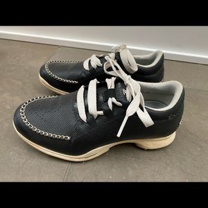Golf shoe
